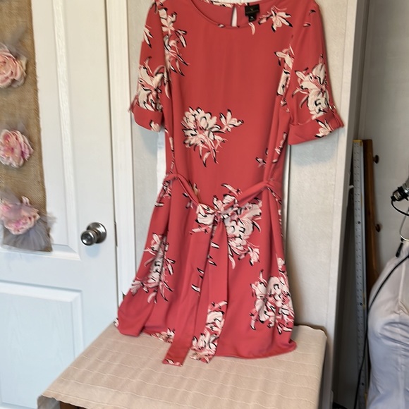 Coral dress with big white flowers, knee length dress, short sleeve dress - Picture 7 of 13